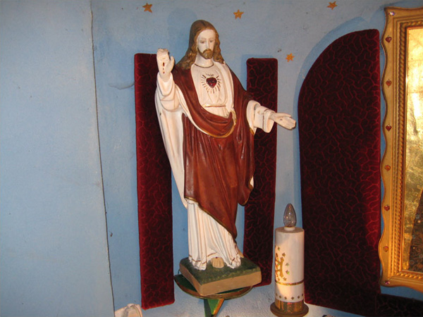 bukow-zabytki-08-kapliczka-murowana-figura-jezusa